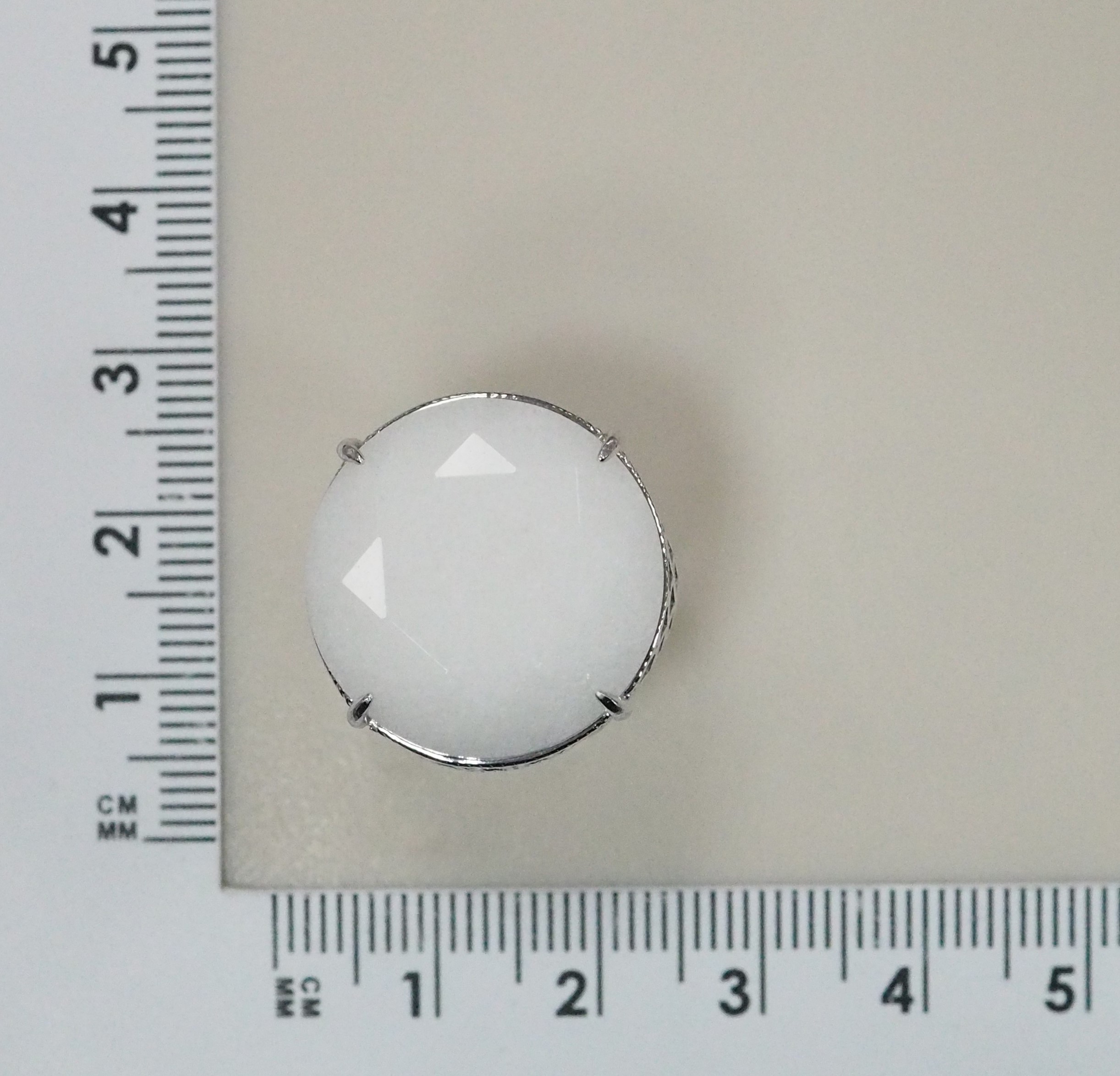 Серебряное кольцо с белым нефритом